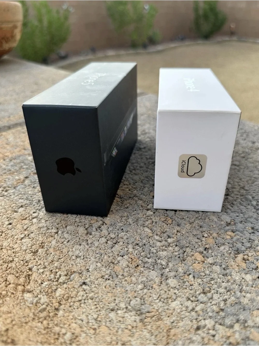 Apple iPhone 5 16GB Black & iPhone 4 8GB White **Empty Retail Boxes Lot**